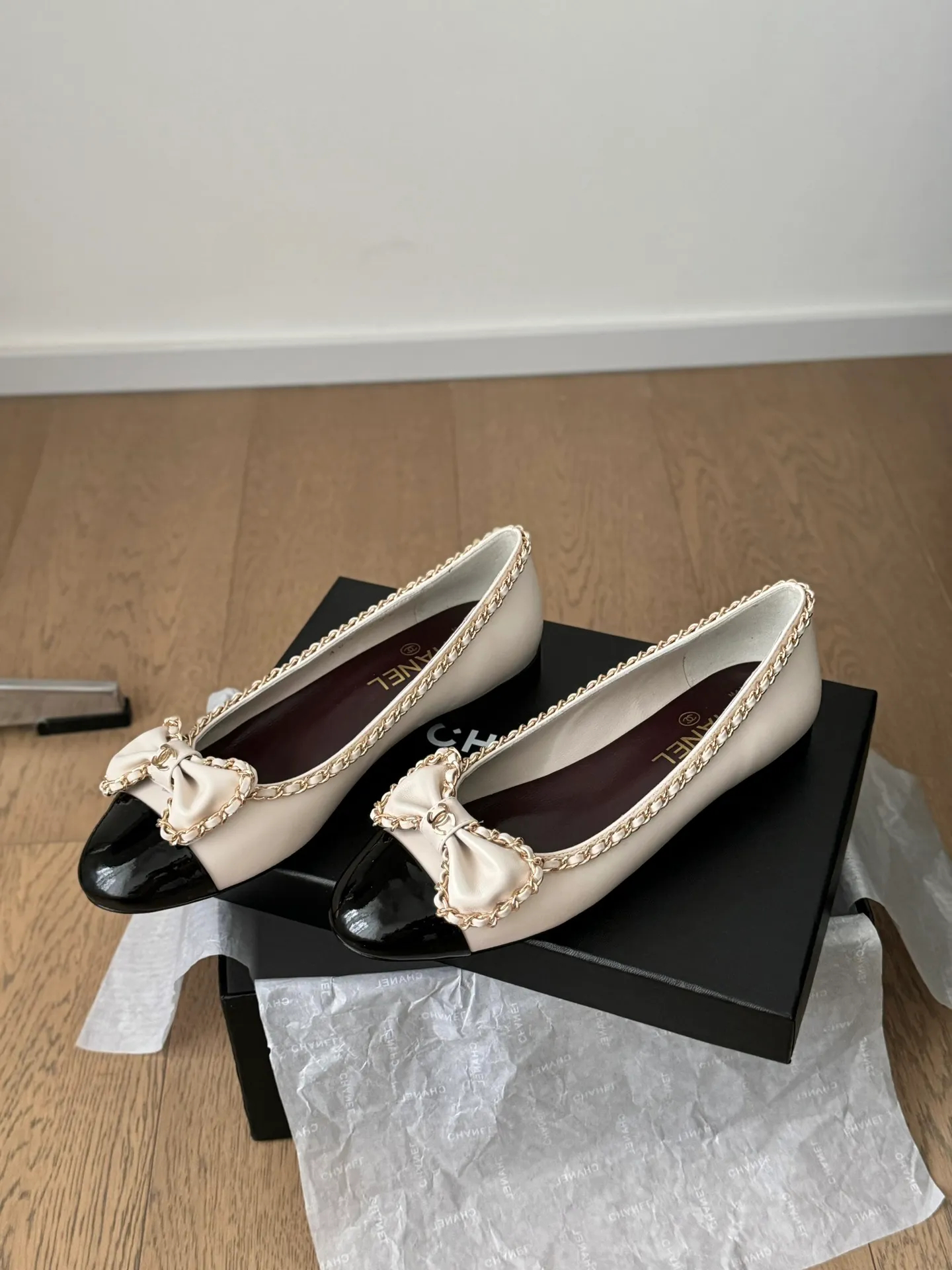👟👟Ex-factory price 580👟👟 Purchasing agent Chanel Xiaoxiang 24A new chain double C thick heel shoes! 1:1 replica of the original. A classic among classics. It is perfect whether paired with trousers or skirts. The small round head design is very good at modifying the shape of the feet. A must-have for little fairies! The upper is made of imported lambskin, the lining is top-grade mixed sheepskin, and the outsole is imported Italian cowhide. Heel height: 2.5cm. Size: 35-39 (40/41/42/43 customized)